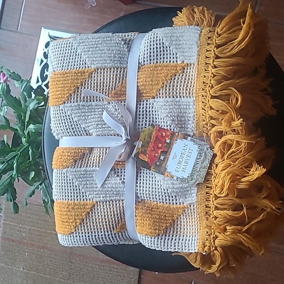 Fringe Throw - Picture 1 of 4